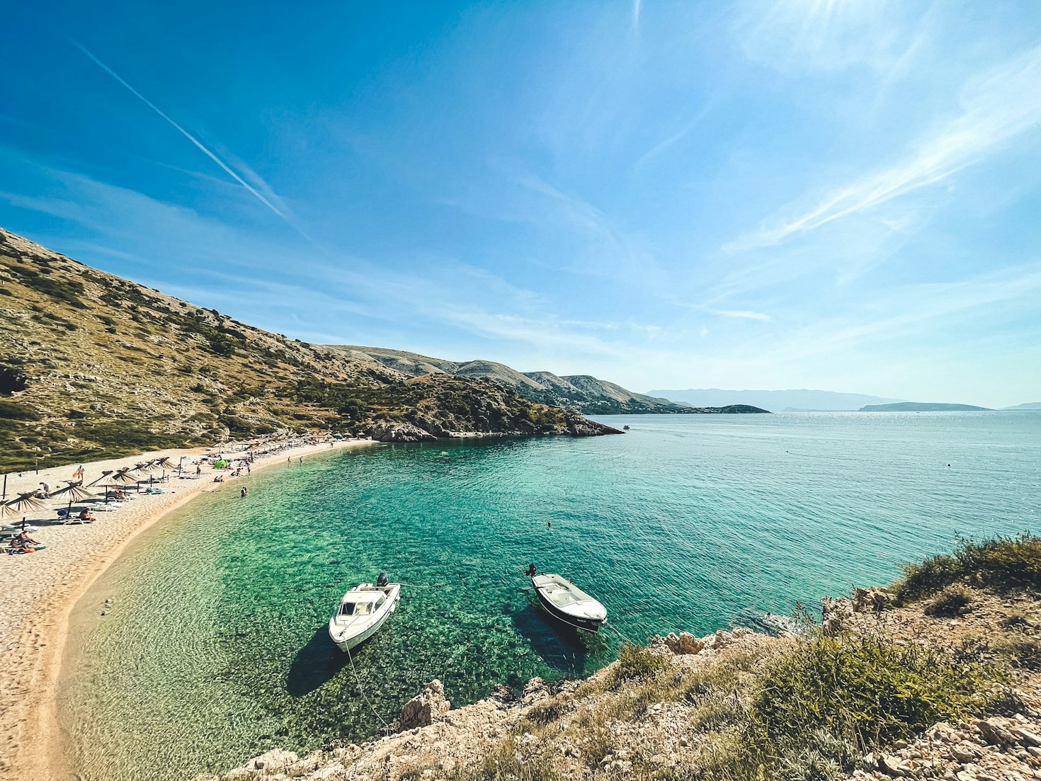 Exploring the Best Beach Clubs on Brac